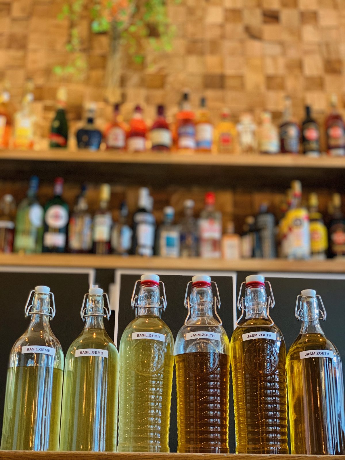 Flessen aan de bar bij May’s