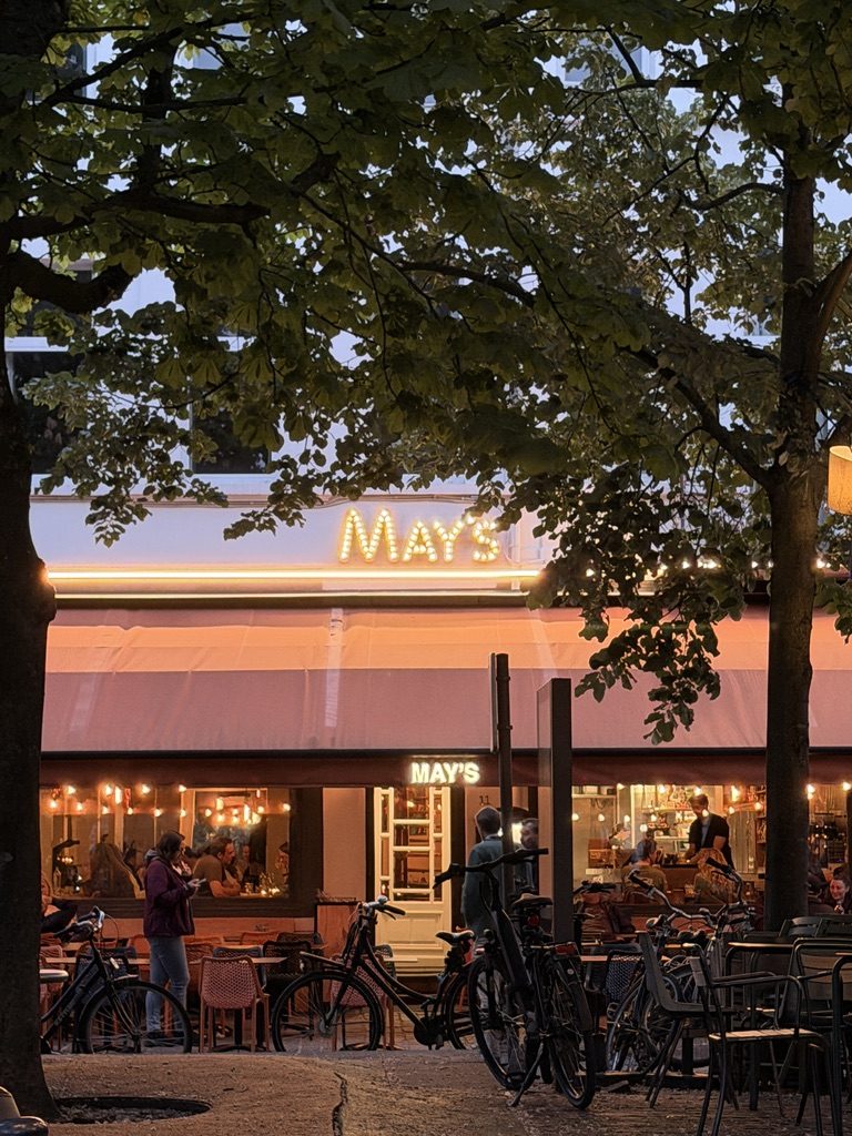 May’s aan de Dageraadplaats bij avond
