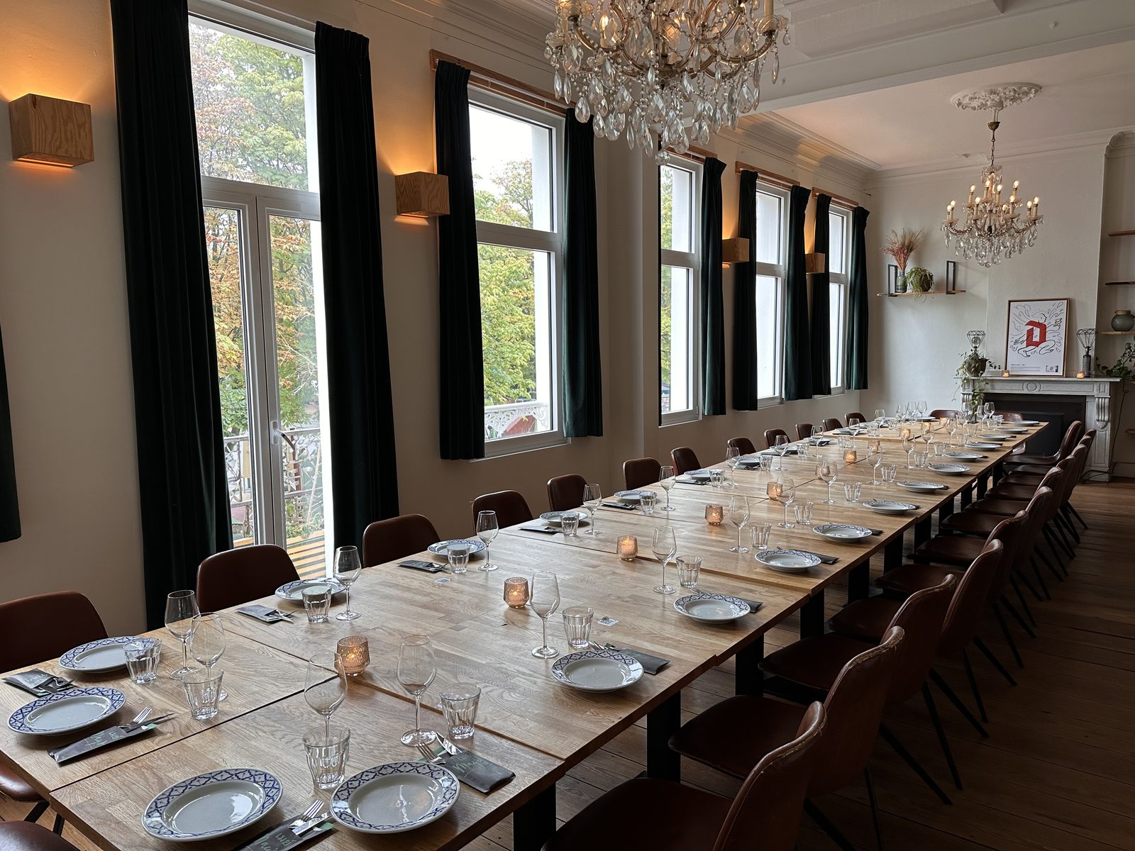 Onze zaal boven, aan één lange tafel