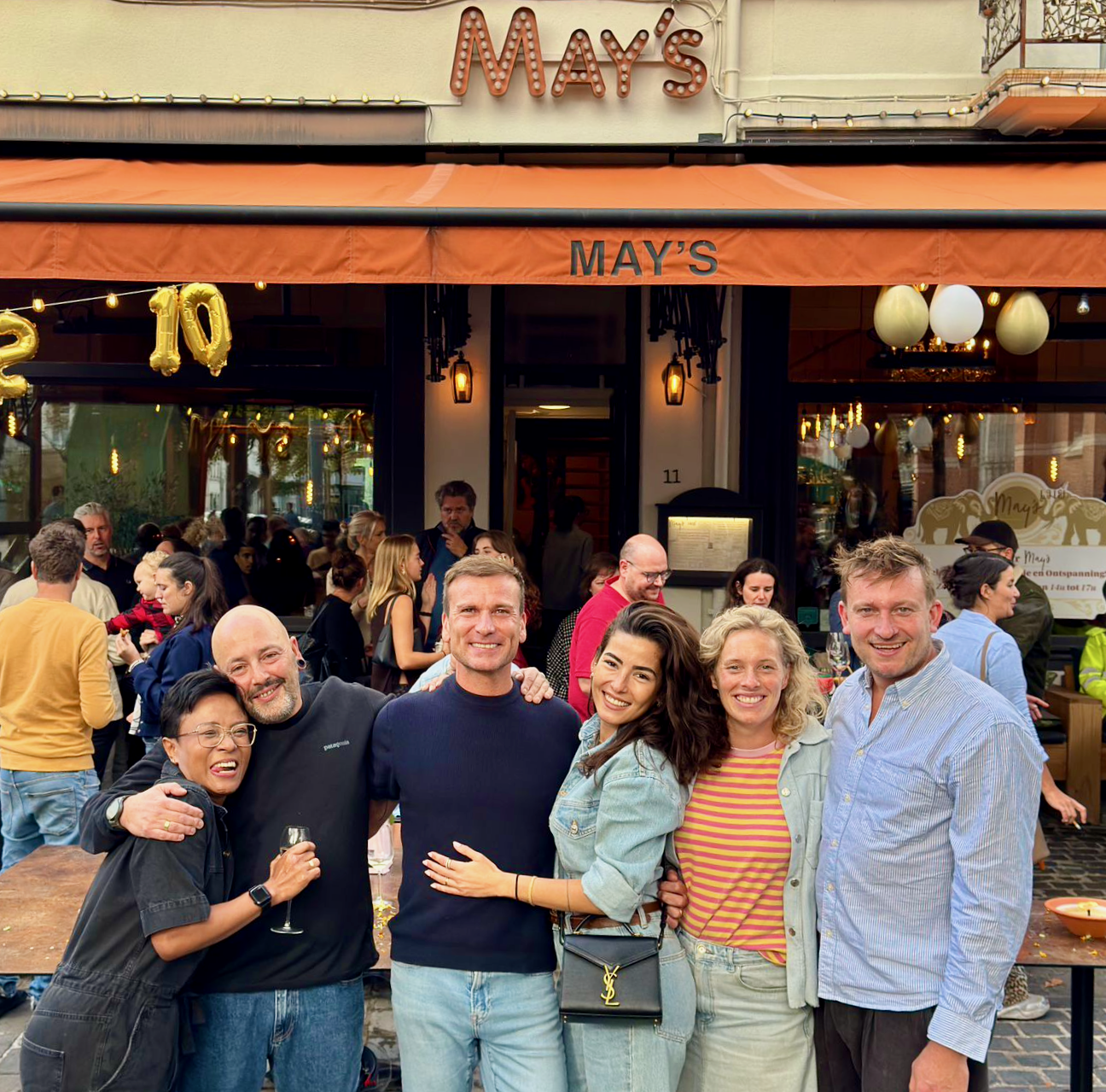 De vennoten en het team van May’s, 10 jaar May’s